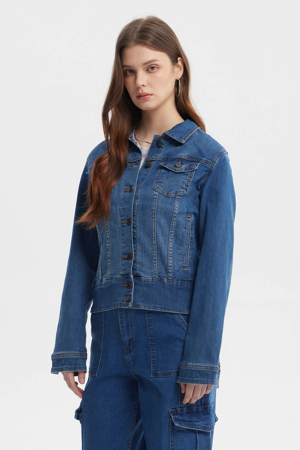 Chaqueta de mezclilla azul para mujer con botones frontales y bolsillos en el pecho diseño clásico lisa