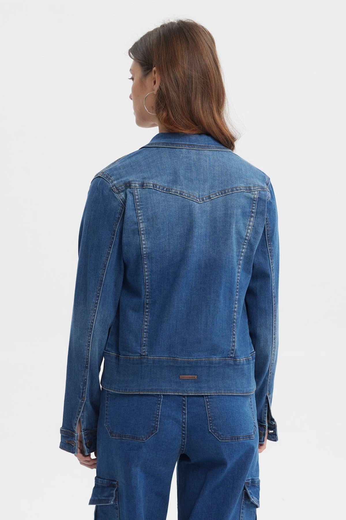 Chaqueta de mezclilla azul para mujer con botones frontales y bolsillos en el pecho diseño clásico lisa
