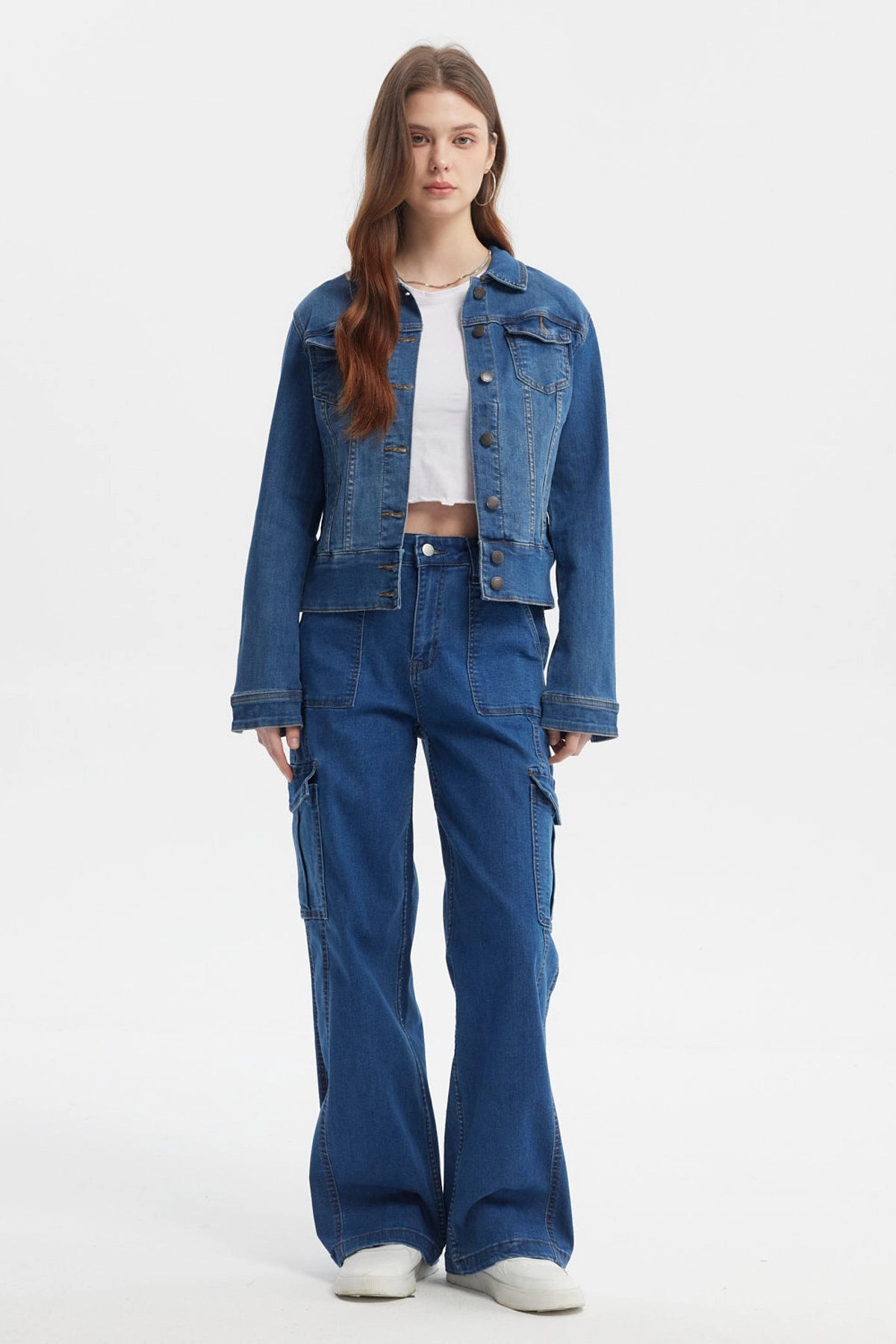 Chaqueta de mezclilla azul para mujer con botones frontales y bolsillos en el pecho diseño clásico lisa