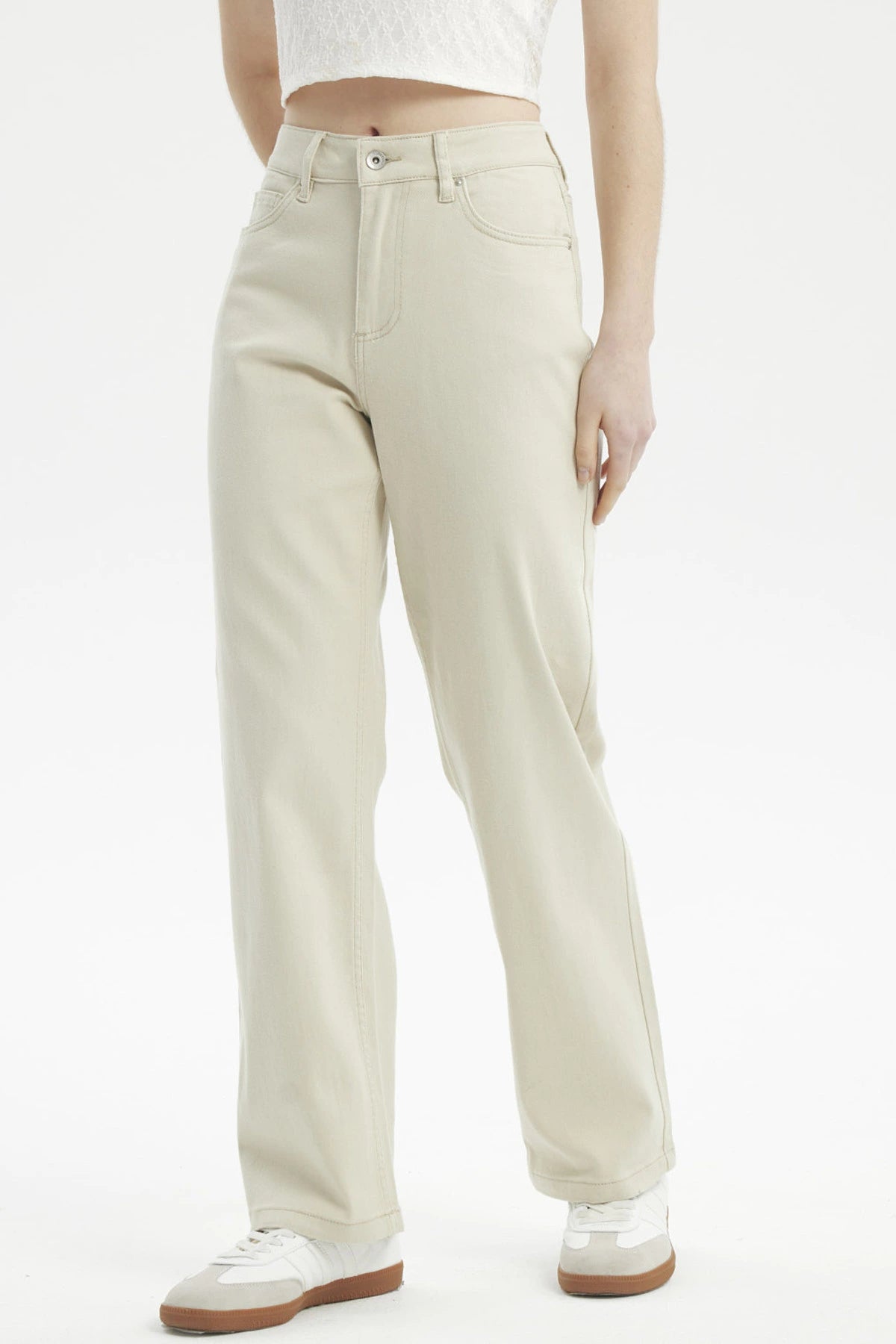 Jeans mujer calce recto color beige sin estampa diseño liso con bolsillos delanteros visibles