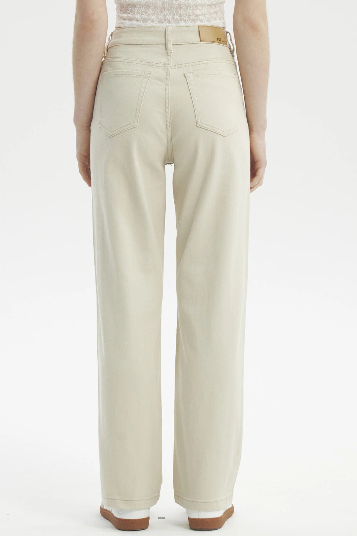 Jeans mujer calce recto color beige sin estampa diseño liso con bolsillos delanteros visibles