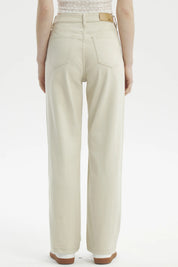 Jeans mujer calce recto color beige sin estampa diseño liso con bolsillos delanteros visibles
