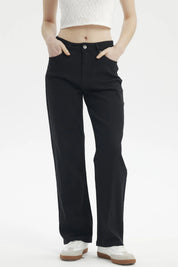 Jeans mujer calce recto color negro sin estampa lisos con bolsillos laterales y botón frontal visible