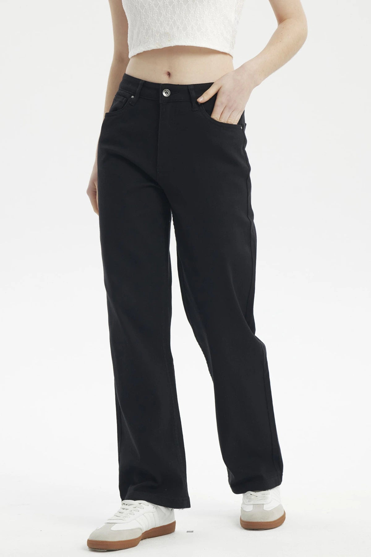 Jeans mujer calce recto color negro sin estampa lisos con bolsillos laterales y botón frontal visible