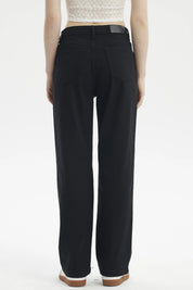 Jeans mujer calce recto color negro sin estampa lisos con bolsillos laterales y botón frontal visible
