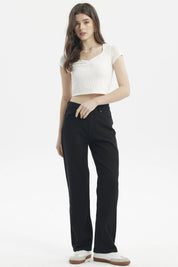 Jeans mujer calce recto color negro sin estampa lisos con bolsillos laterales y botón frontal visible