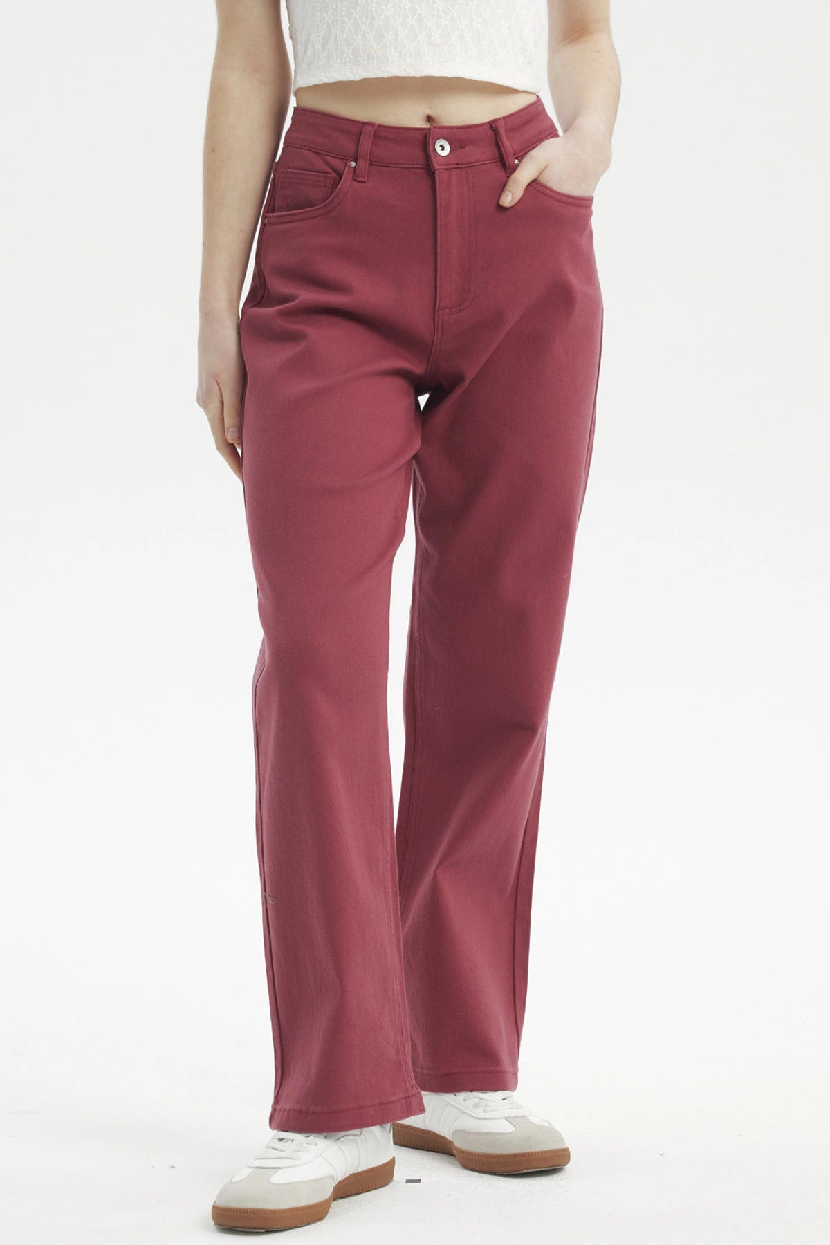 Jeans rectos color burdeo lisos con bolsillos visibles sin estampas para mujer