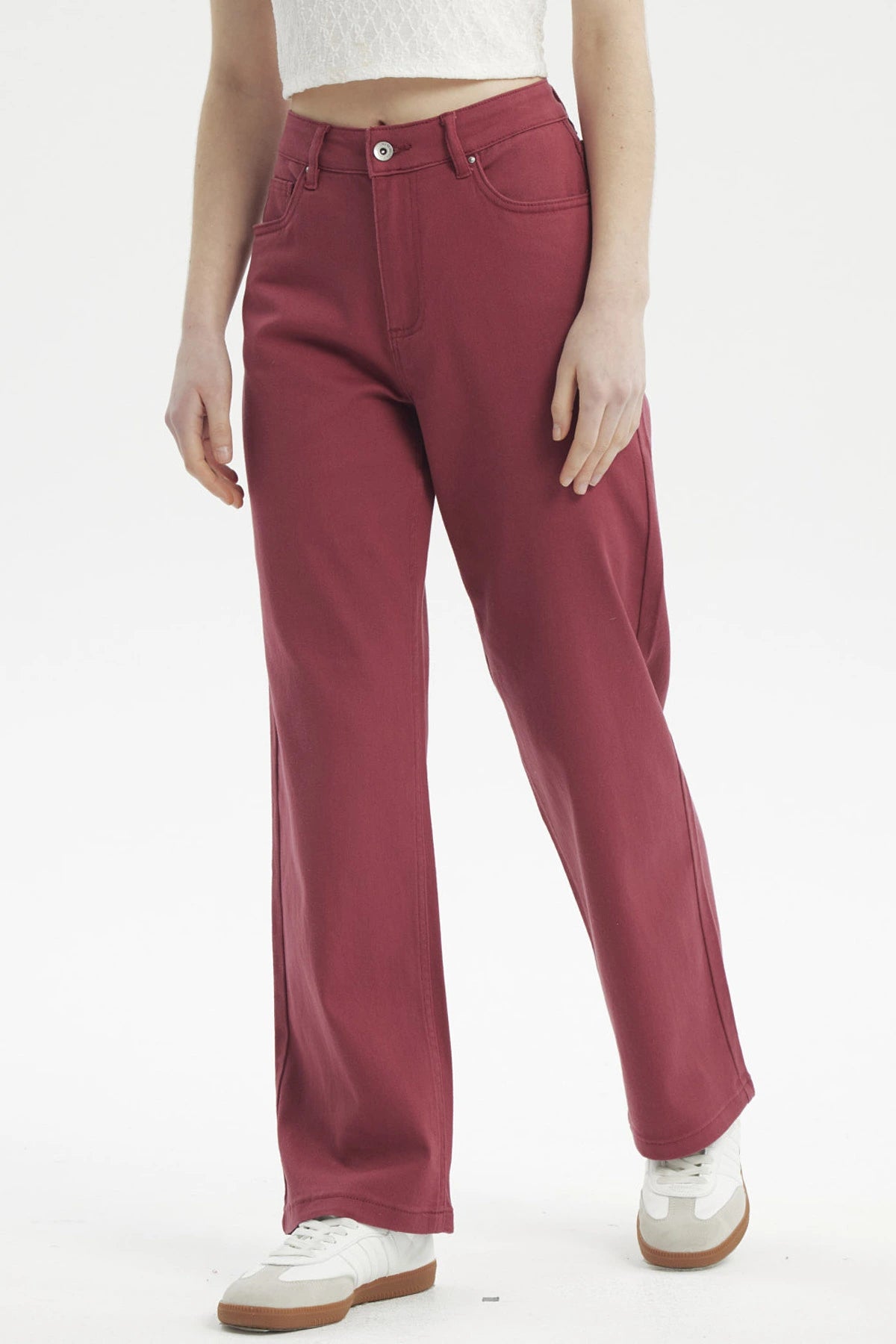 Jeans rectos color burdeo lisos con bolsillos visibles sin estampas para mujer