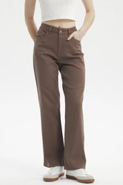 Jeans mujer calce recto color chocolate diseño liso con bolsillos y cierre frontal sin estampa visibles