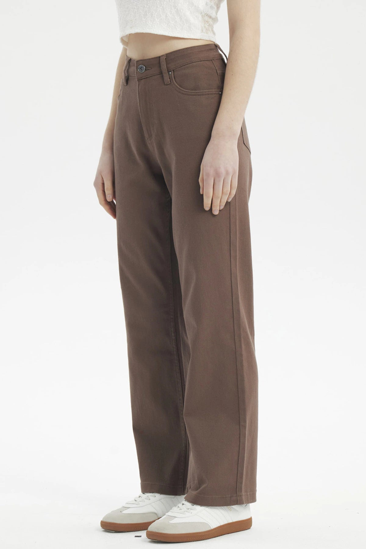 Jeans mujer calce recto color chocolate diseño liso con bolsillos y cierre frontal sin estampa visibles