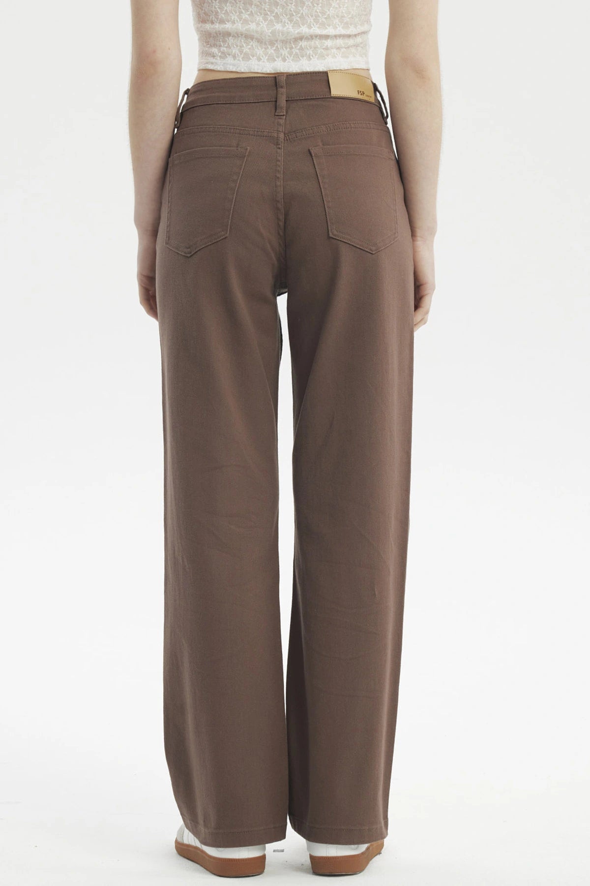 Jeans mujer calce recto color chocolate diseño liso con bolsillos y cierre frontal sin estampa visibles