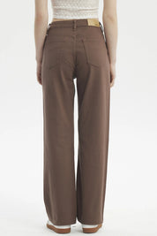 Jeans mujer calce recto color chocolate diseño liso con bolsillos y cierre frontal sin estampa visibles