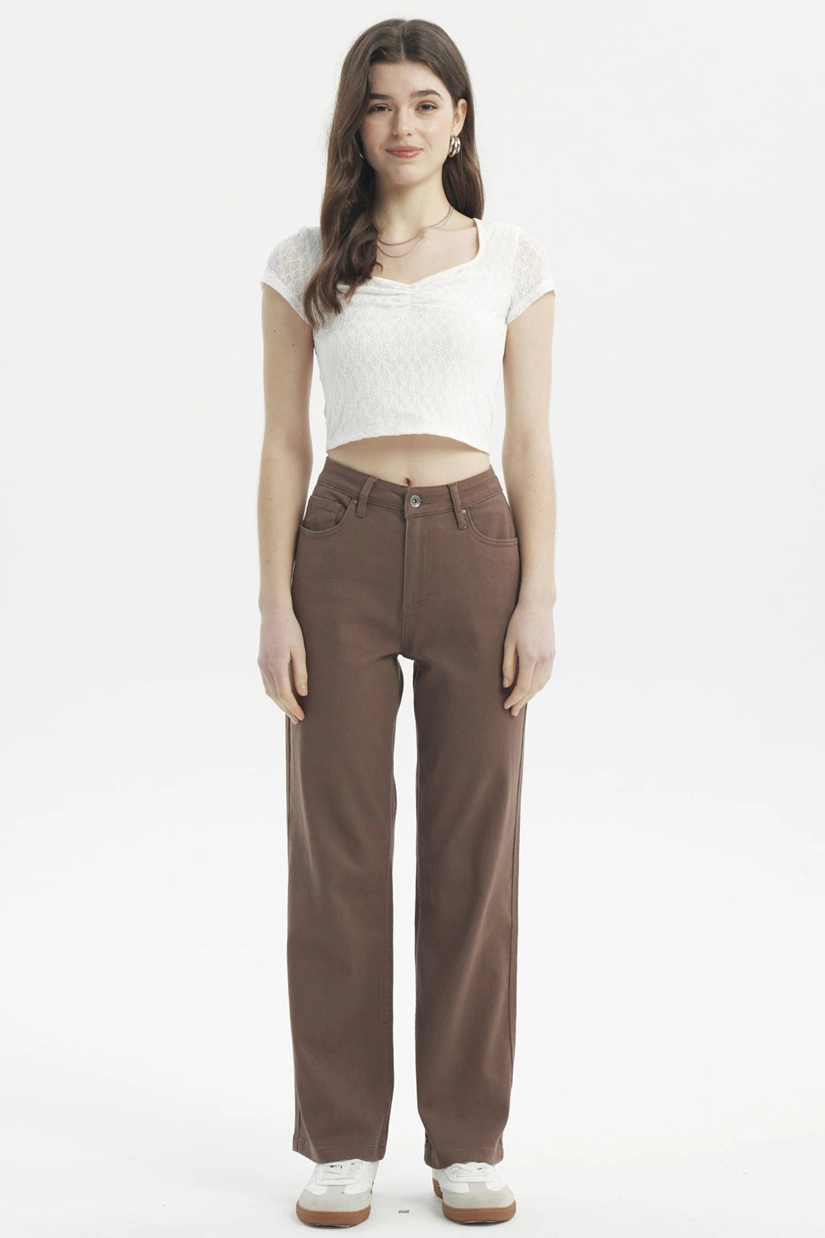 Jeans mujer calce recto color chocolate diseño liso con bolsillos y cierre frontal sin estampa visibles