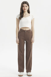 Jeans mujer calce recto color chocolate diseño liso con bolsillos y cierre frontal sin estampa visibles