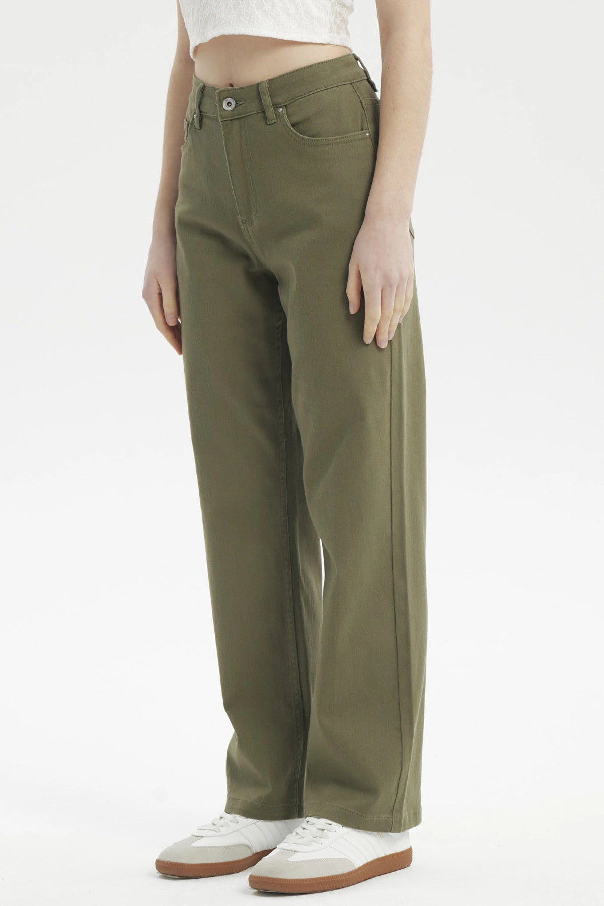Jeans rectos verde militar mujer con diseño liso y cierre de botón frontal visibles