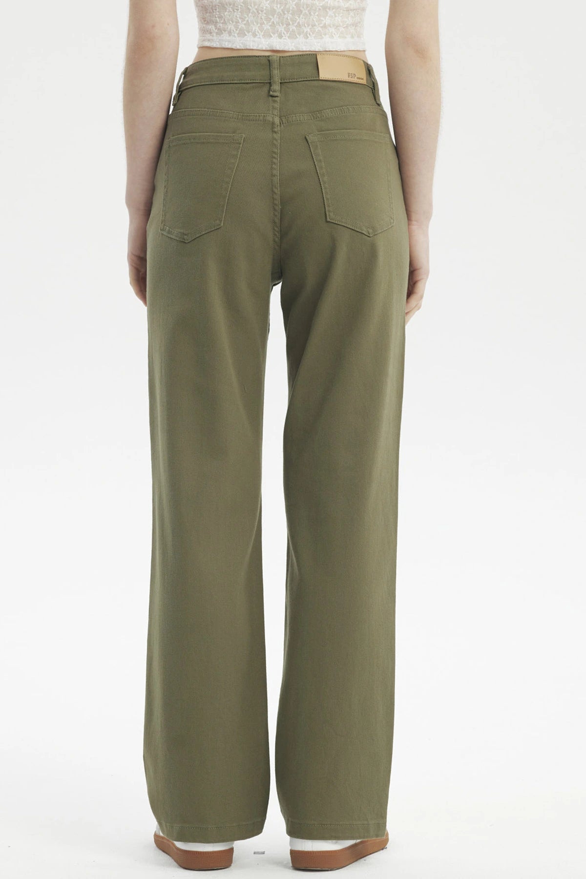 Jeans rectos verde militar mujer con diseño liso y cierre de botón frontal visibles