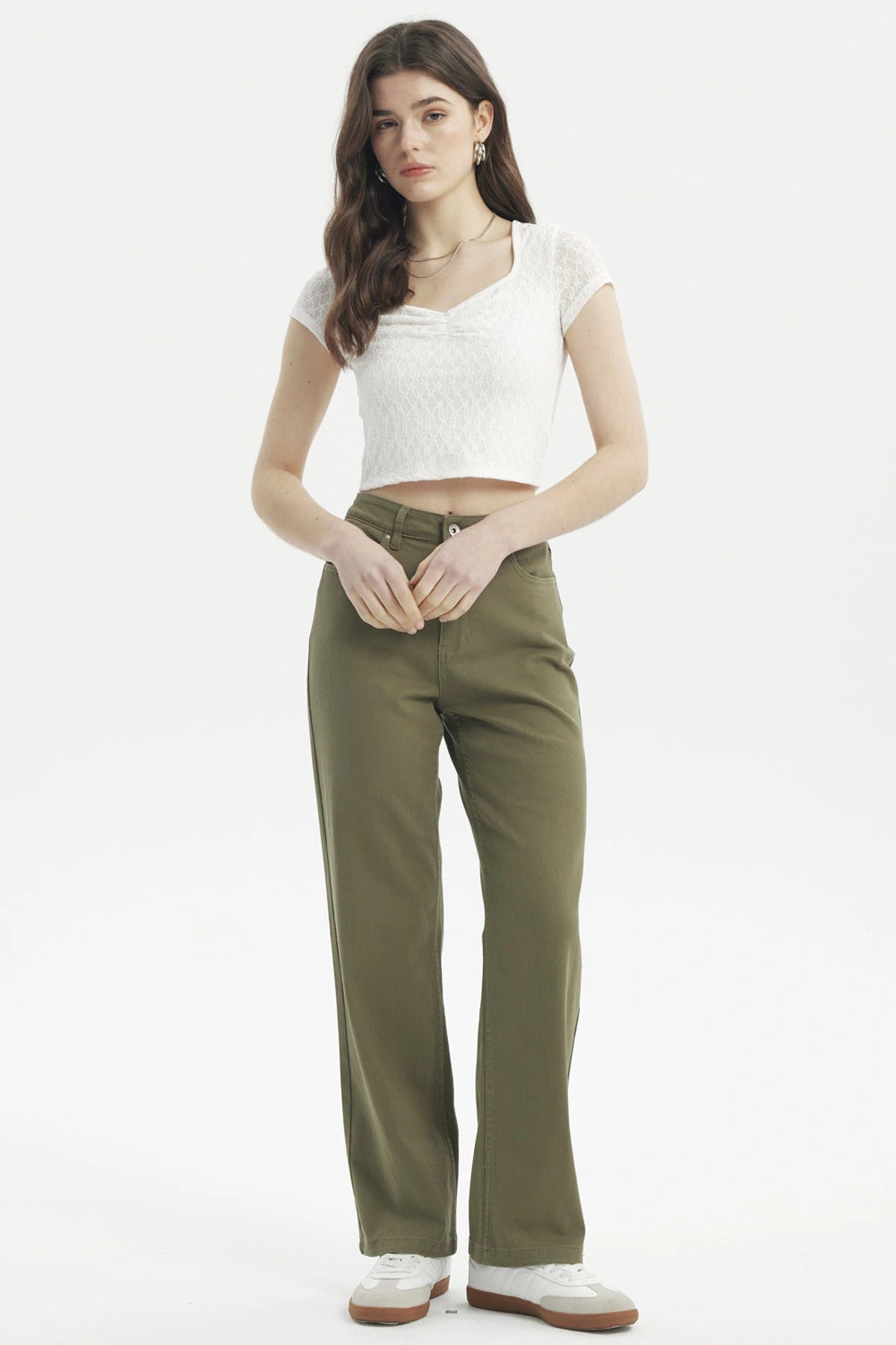 Jeans rectos verde militar mujer con diseño liso y cierre de botón frontal visibles