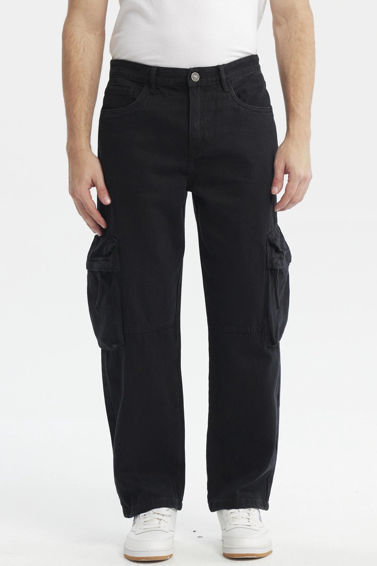 Jeans baggy multicargo negro para hombre con bolsillos laterales grandes y diseño liso ideal para un estilo urbano casual