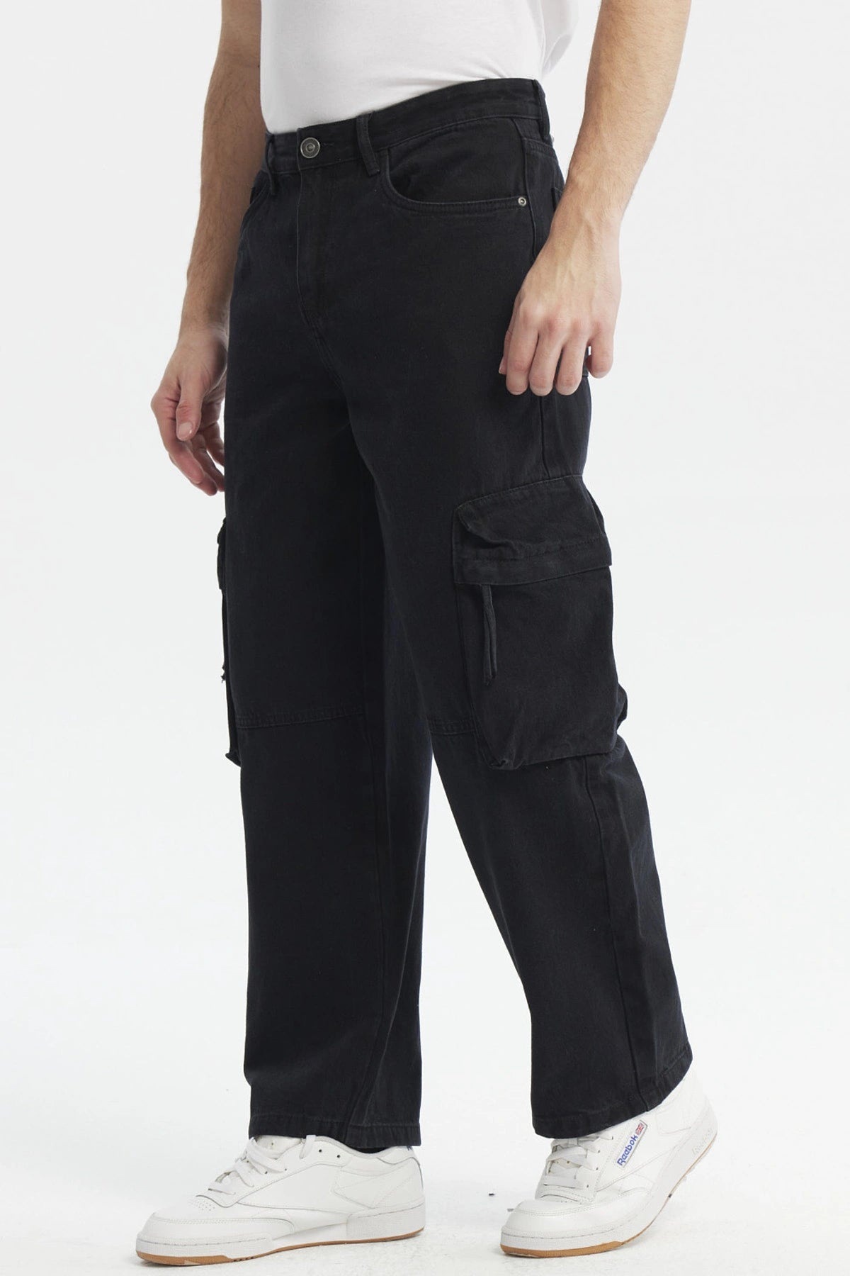 Jeans baggy multicargo negro para hombre con bolsillos laterales grandes y diseño liso ideal para un estilo urbano casual