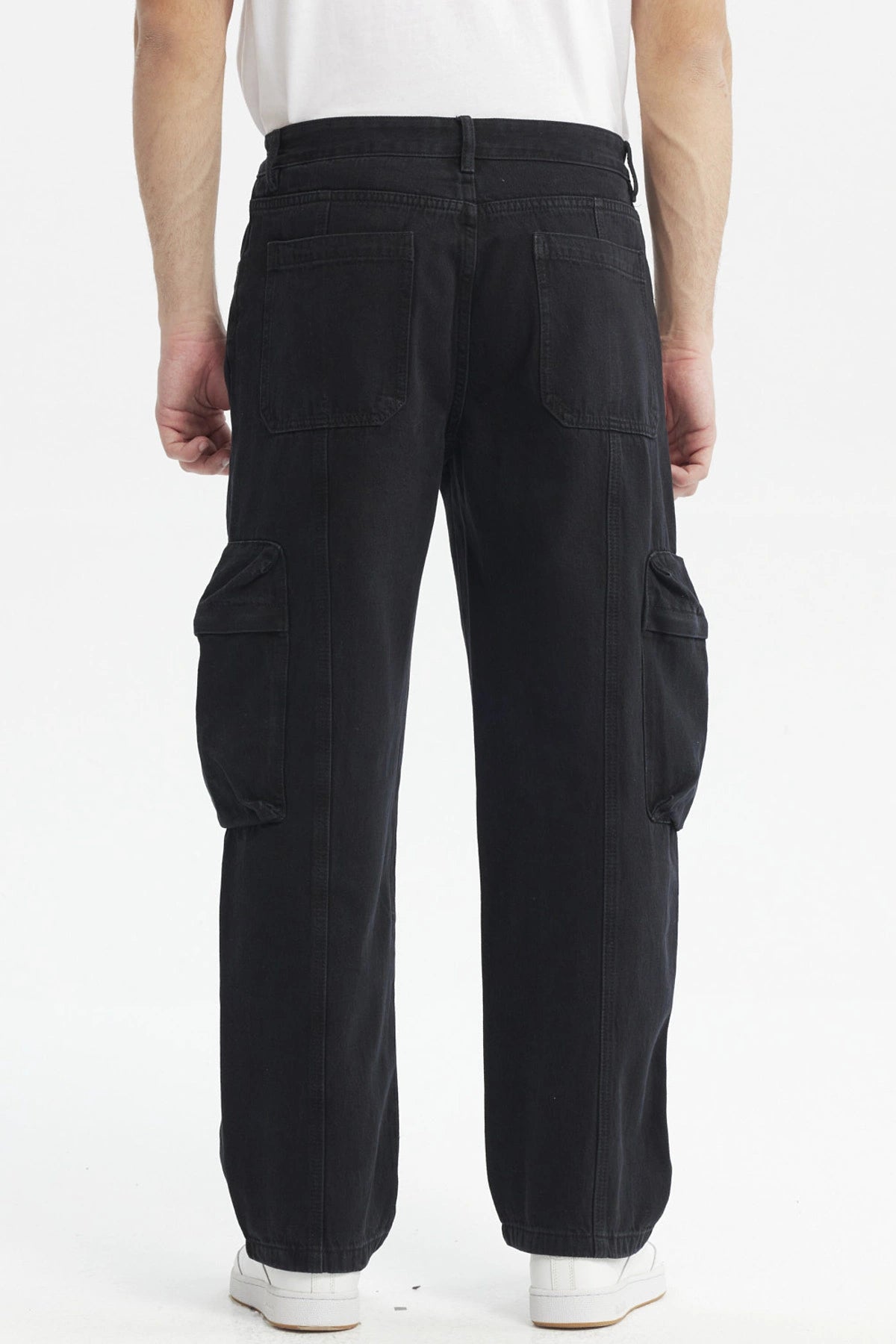 Jeans baggy multicargo negro para hombre con bolsillos laterales grandes y diseño liso ideal para un estilo urbano casual