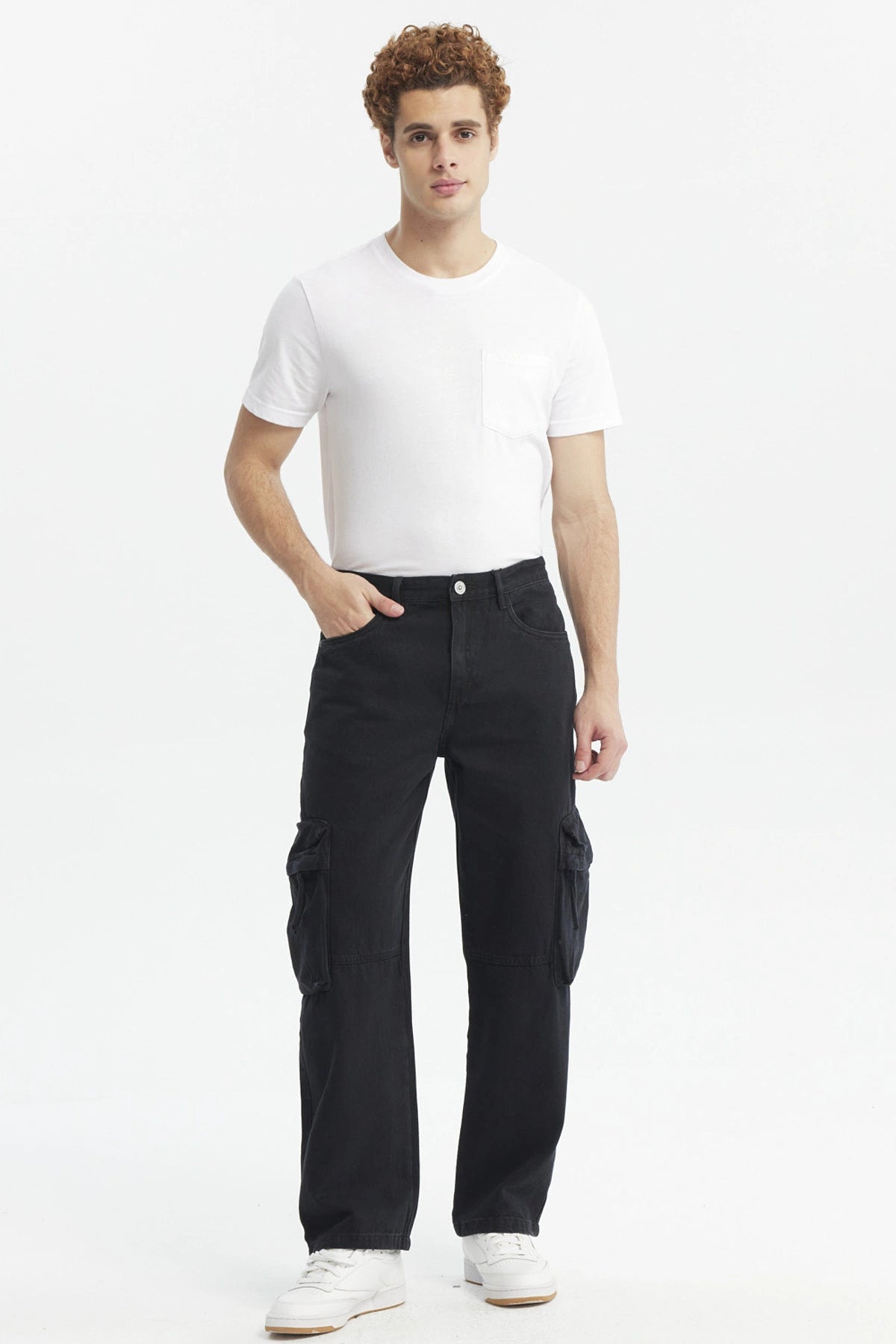 Jeans baggy multicargo negro para hombre con bolsillos laterales grandes y diseño liso ideal para un estilo urbano casual