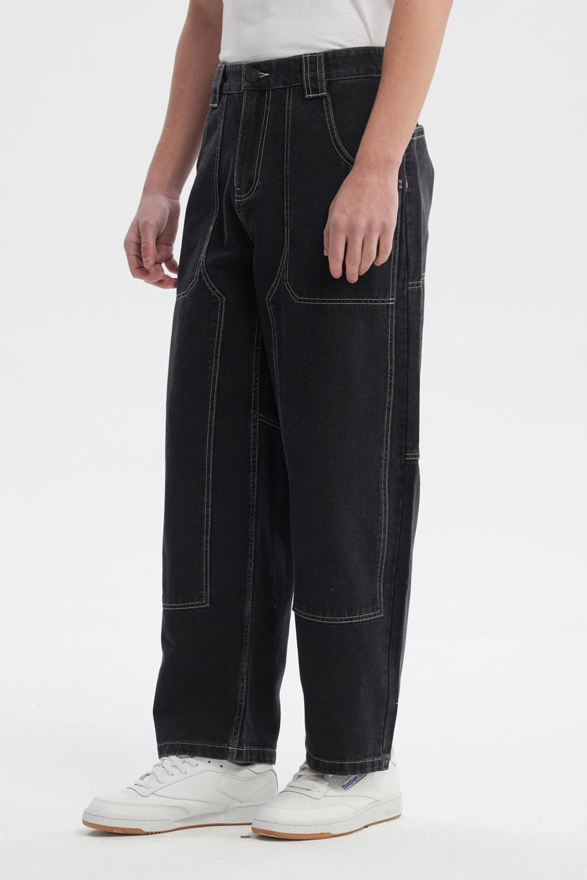 Jeans baggy negro con costuras visibles en contraste sin estampa corte suelto y cómodo ideal para estilo relajado