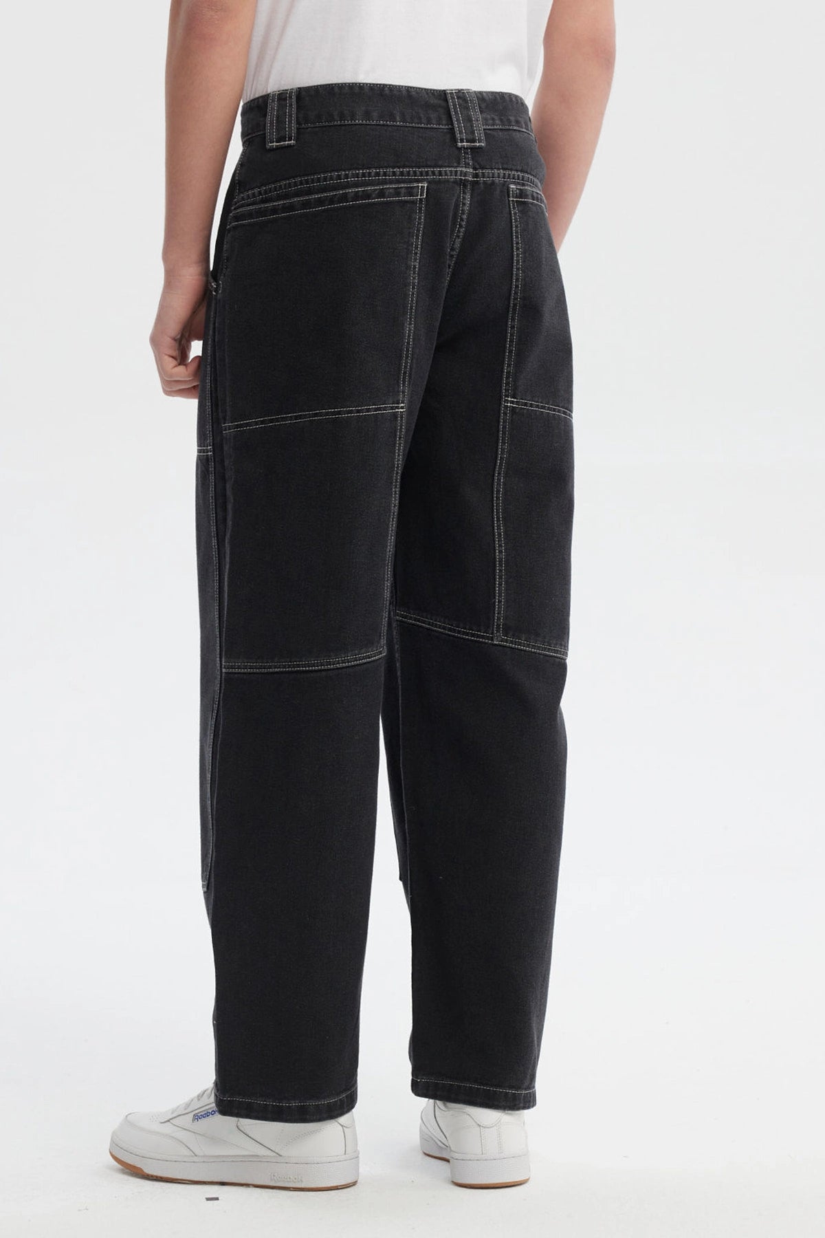 Jeans baggy negro con costuras visibles en contraste sin estampa corte suelto y cómodo ideal para estilo relajado