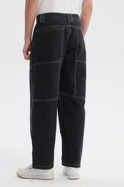 Jeans baggy negro con costuras visibles en contraste sin estampa corte suelto y cómodo ideal para estilo relajado