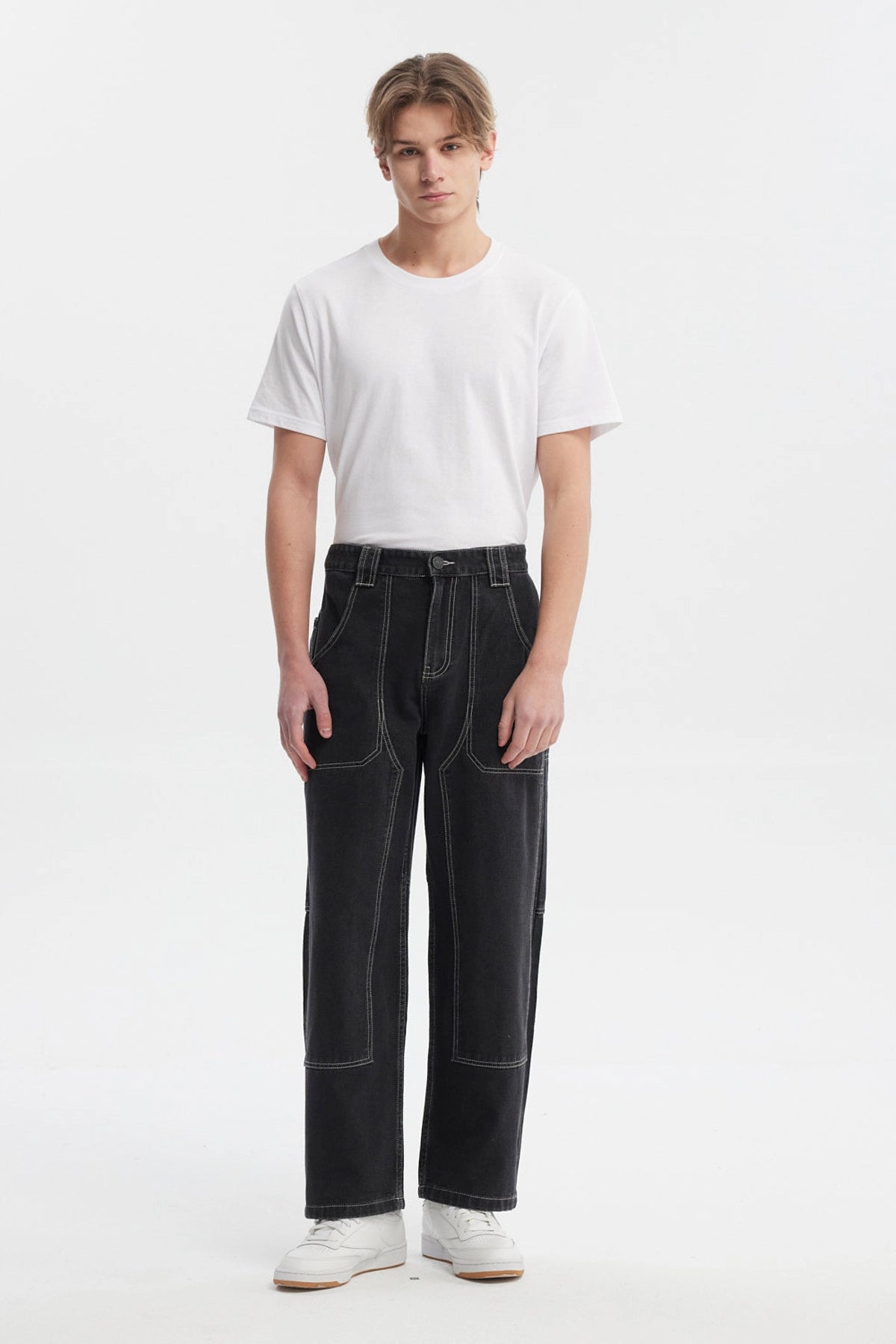 Jeans baggy negro con costuras visibles en contraste sin estampa corte suelto y cómodo ideal para estilo relajado