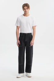 Jeans baggy negro con costuras visibles en contraste sin estampa corte suelto y cómodo ideal para estilo relajado