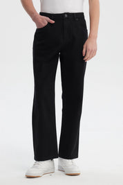 Jeans hombre straight negro de corte clásico liso con bolsillos frontales y traseros visibles