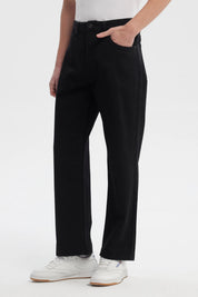 Jeans hombre straight negro de corte clásico liso con bolsillos frontales y traseros visibles