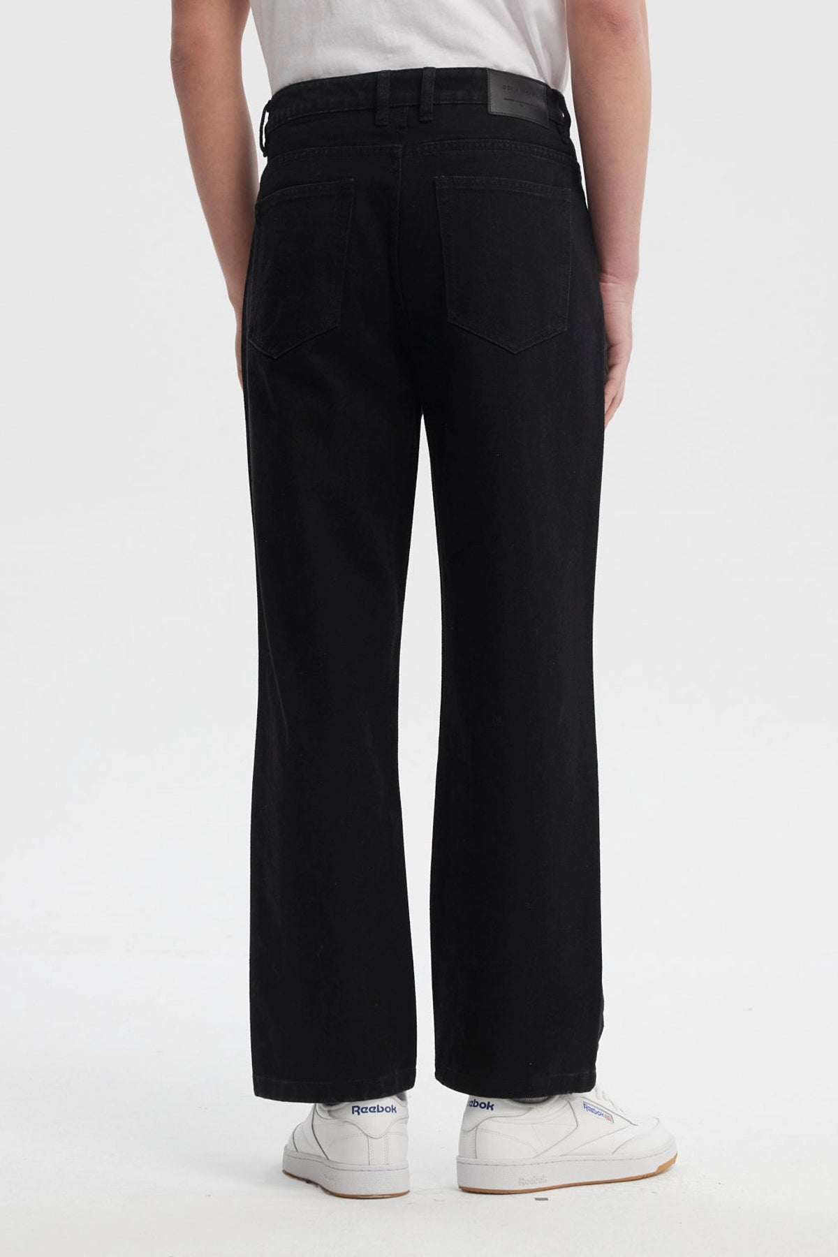 Jeans hombre straight negro de corte clásico liso con bolsillos frontales y traseros visibles