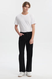 Jeans hombre straight negro de corte clásico liso con bolsillos frontales y traseros visibles
