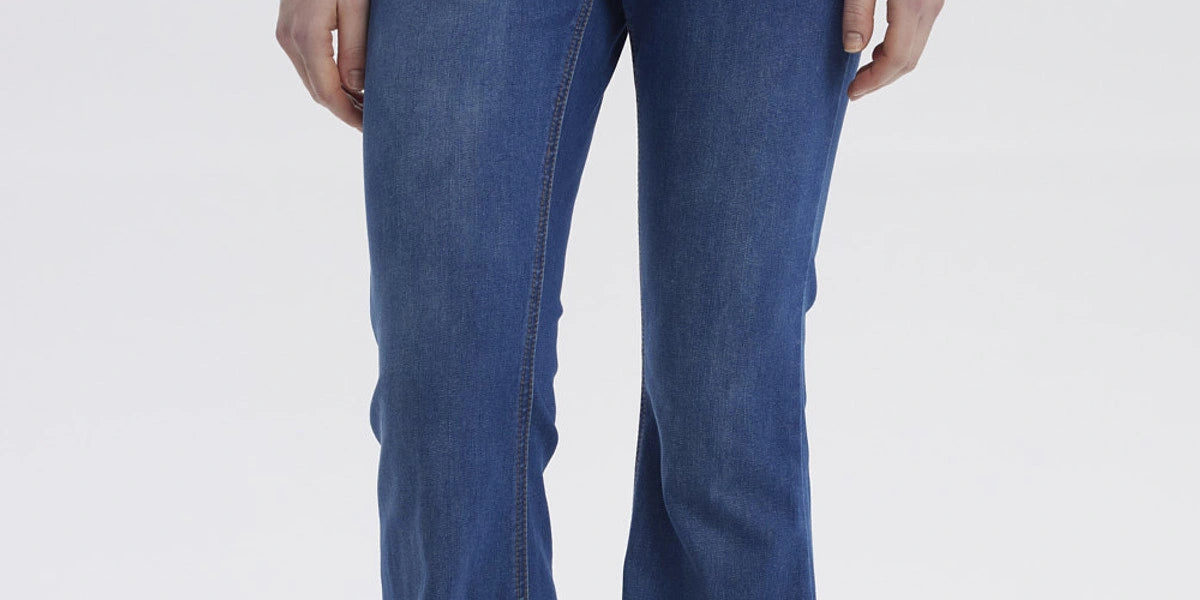 Jeans flare azul oscuro para mujer con tres botones frontales y corte acampanado sin estampa visible