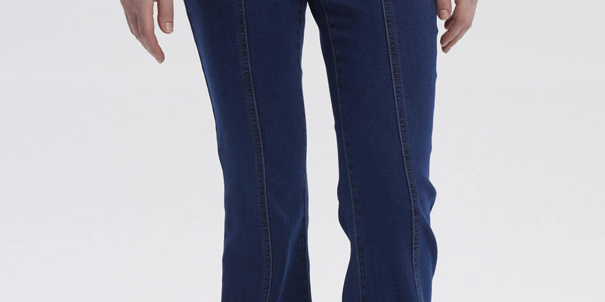 Jeans flare azul oscuro con cinturón y costuras visibles sin estampa