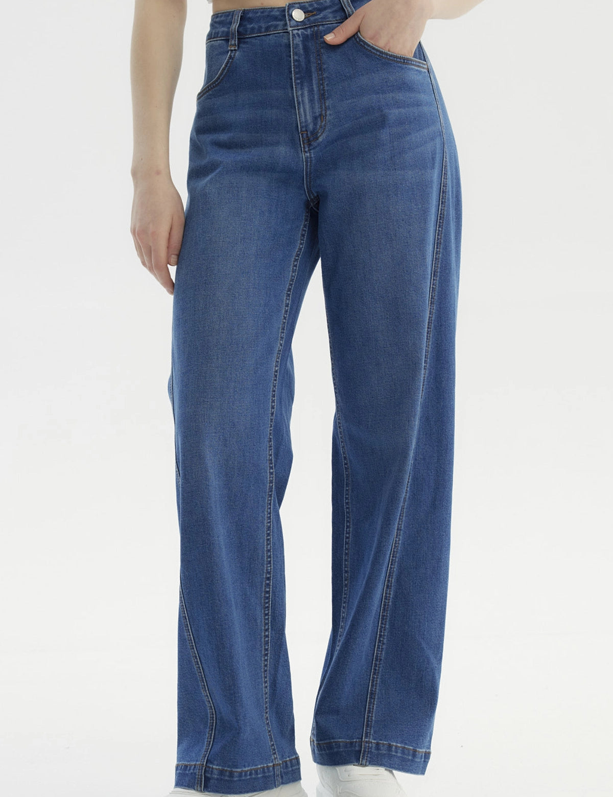 Jeans rectos azul mujer con diseño liso y costuras visibles ideales para un look casual diario