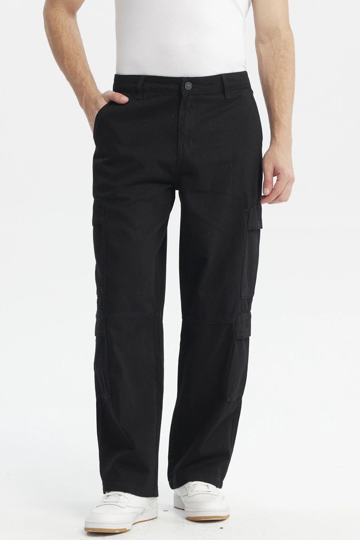 Jeans baggy negro para hombre con bolsillos cargo laterales estilo casual y urbano