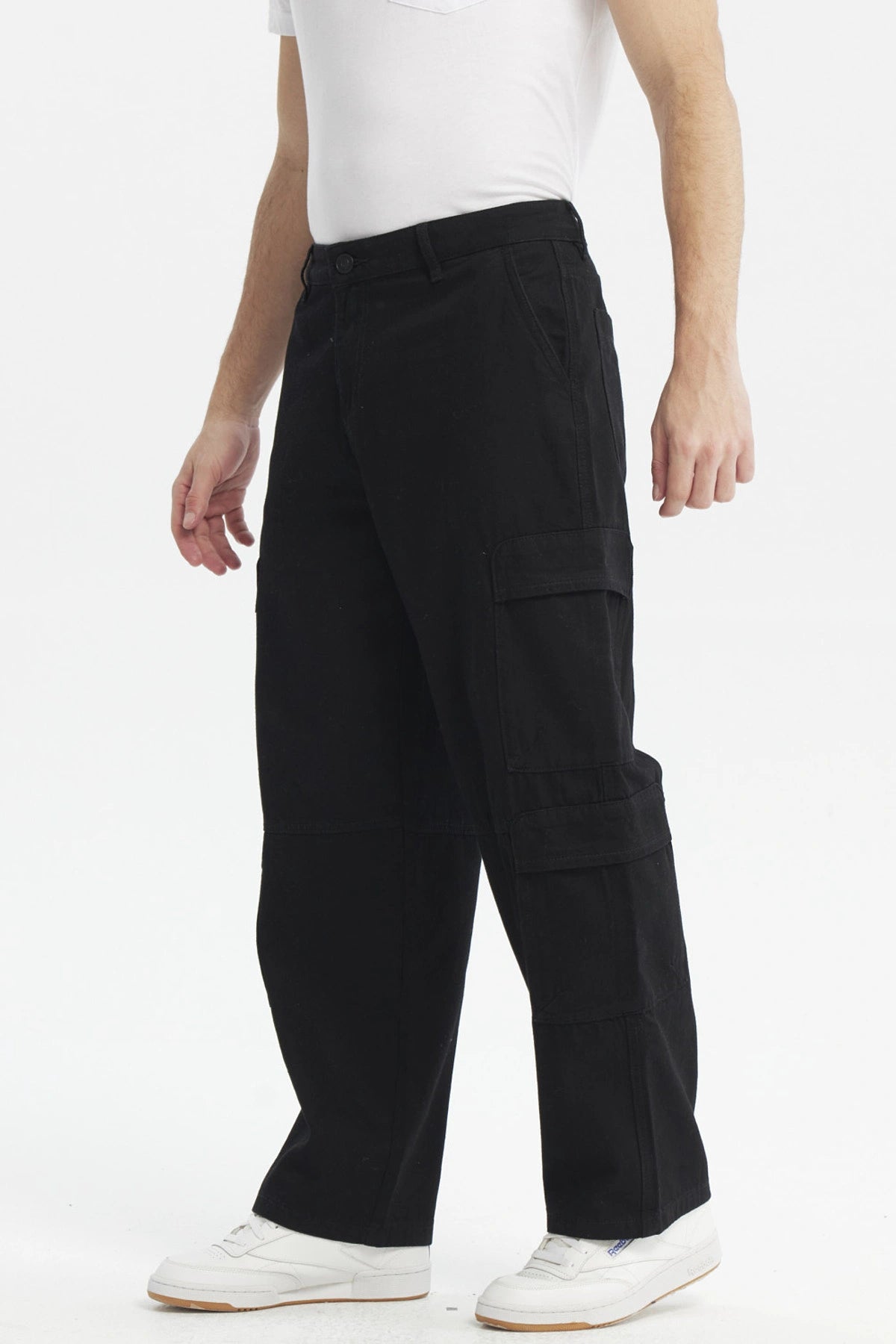 Jeans baggy negro para hombre con bolsillos cargo laterales estilo casual y urbano