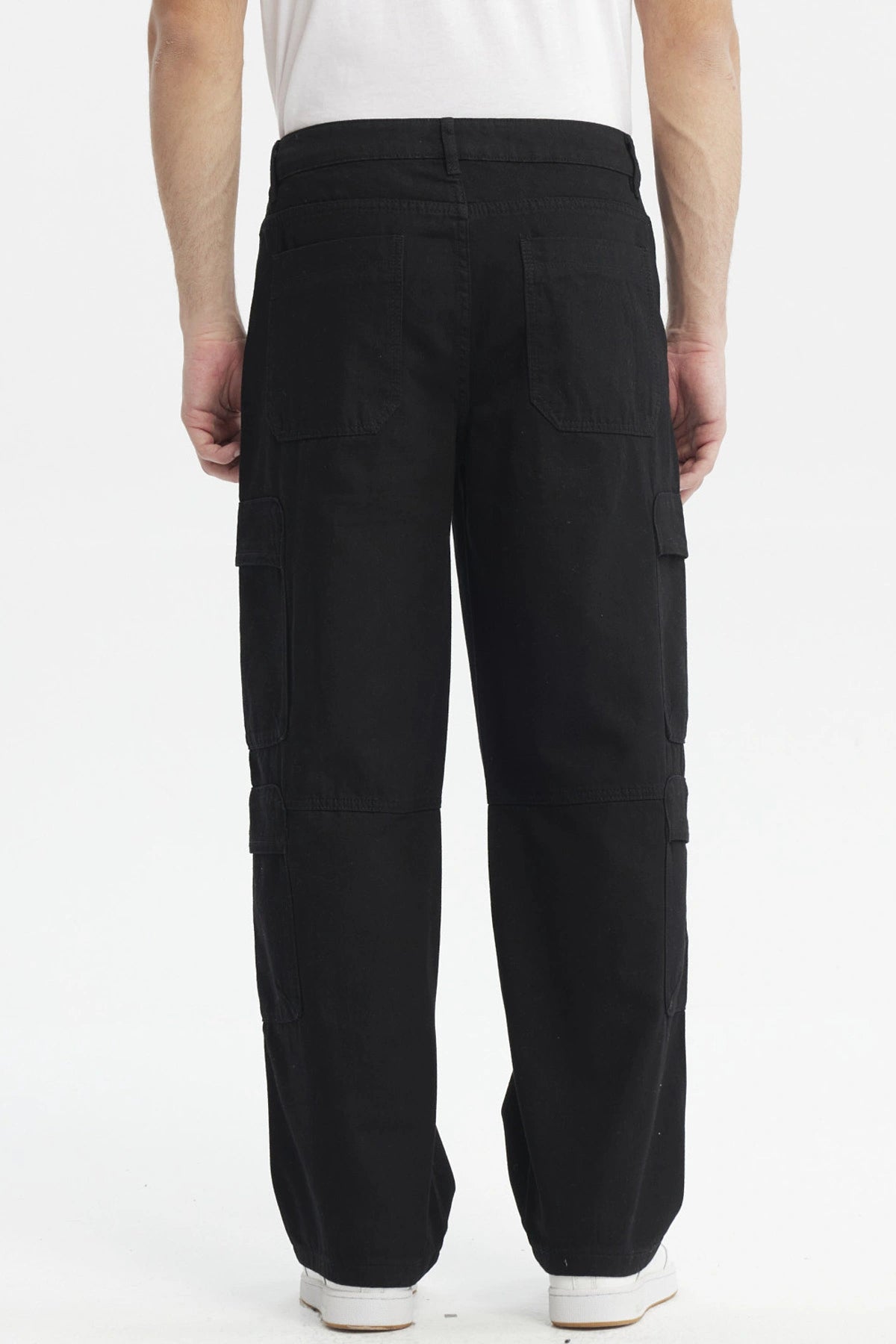 Jeans baggy negro para hombre con bolsillos cargo laterales estilo casual y urbano