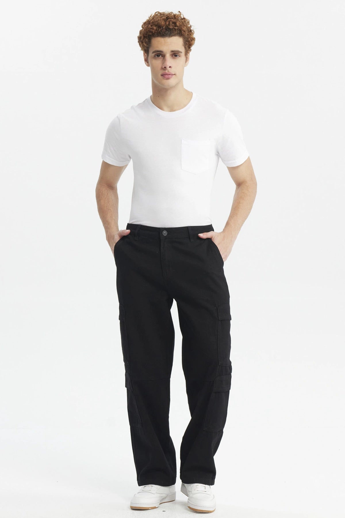 Jeans baggy negro para hombre con bolsillos cargo laterales estilo casual y urbano