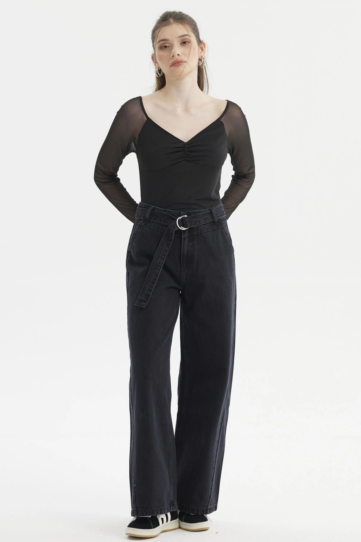 Jeans mujer wide leg negro con cinturón ajustable y corte holgado ideal para un look casual y cómodo prenda lisa