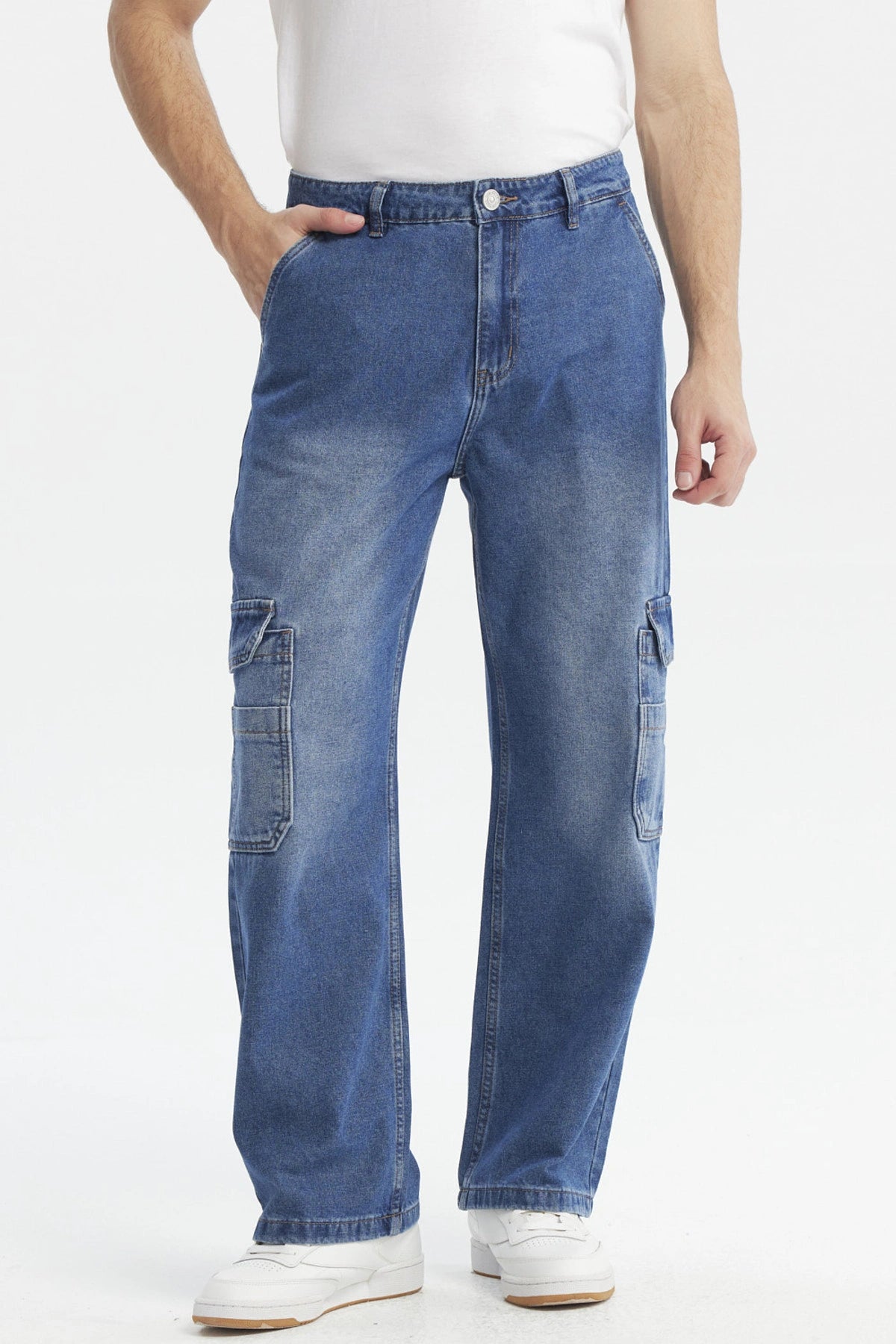 Jeans recto azul con bolsillos cargo laterales amplios estilo casual sin estampa visible