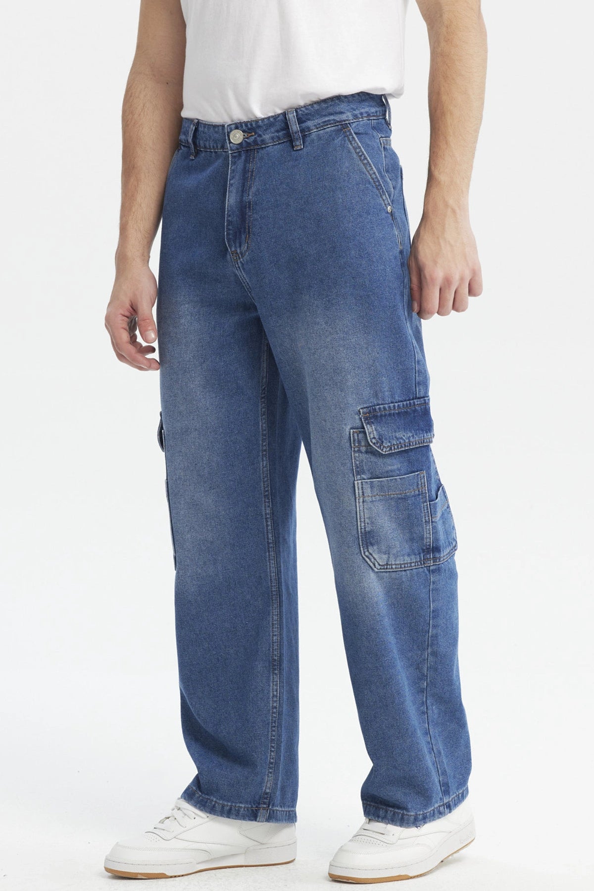 Jeans recto azul con bolsillos cargo laterales amplios estilo casual sin estampa visible