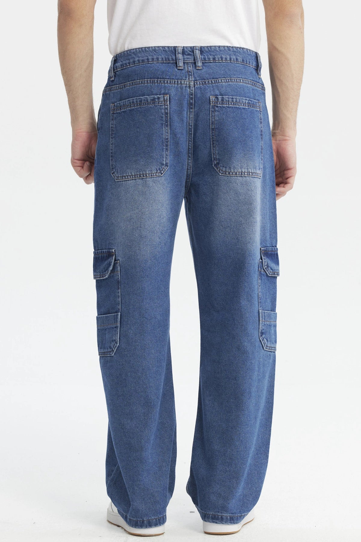 Jeans recto azul con bolsillos cargo laterales amplios estilo casual sin estampa visible