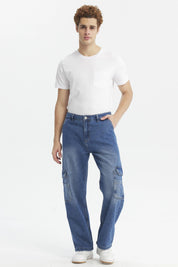 Jeans recto azul con bolsillos cargo laterales amplios estilo casual sin estampa visible