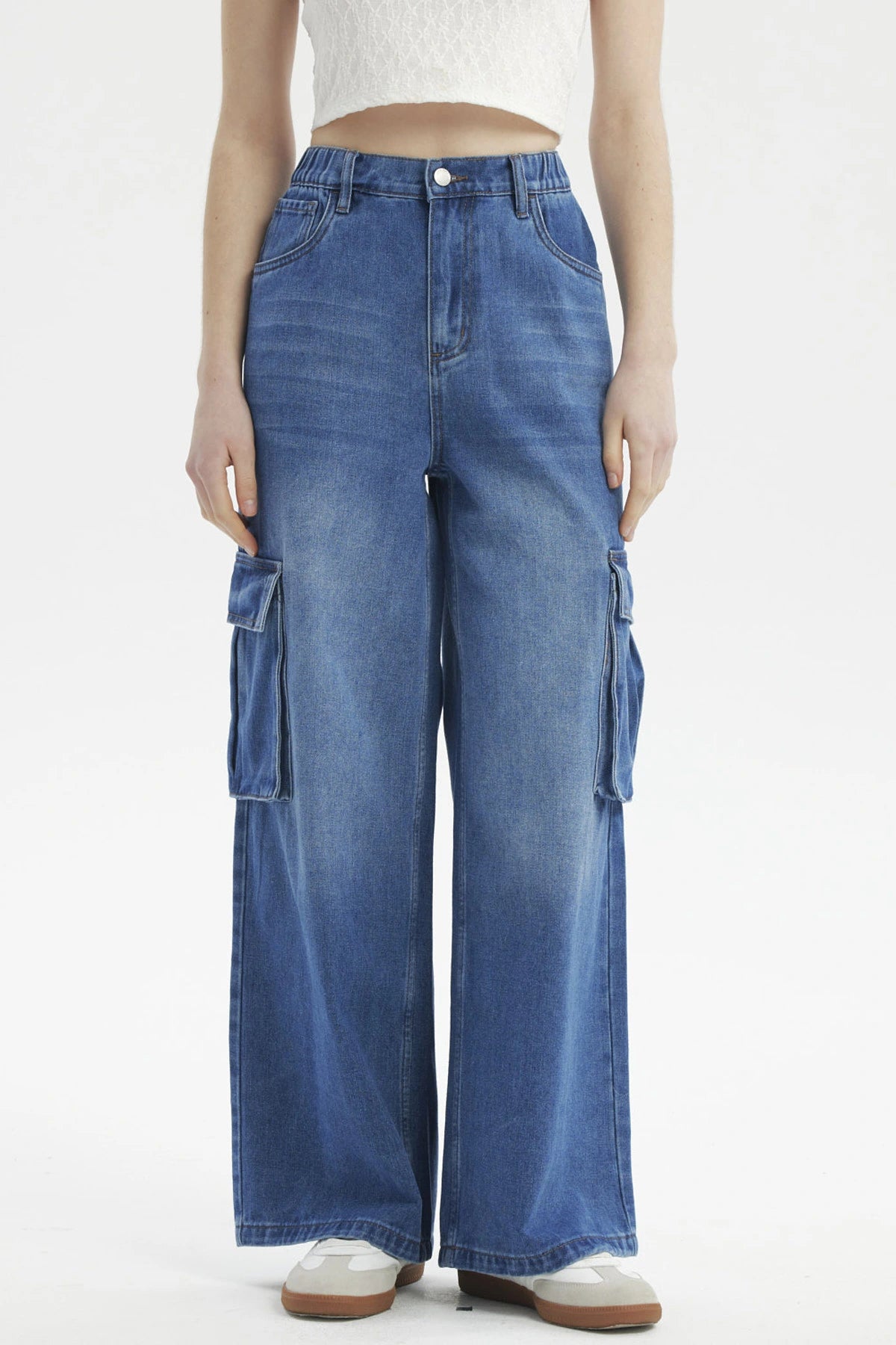 Jeans mujer azul con calce recto cargo bolsillos laterales amplios y diseño liso ideales para un estilo casual y cómodo
