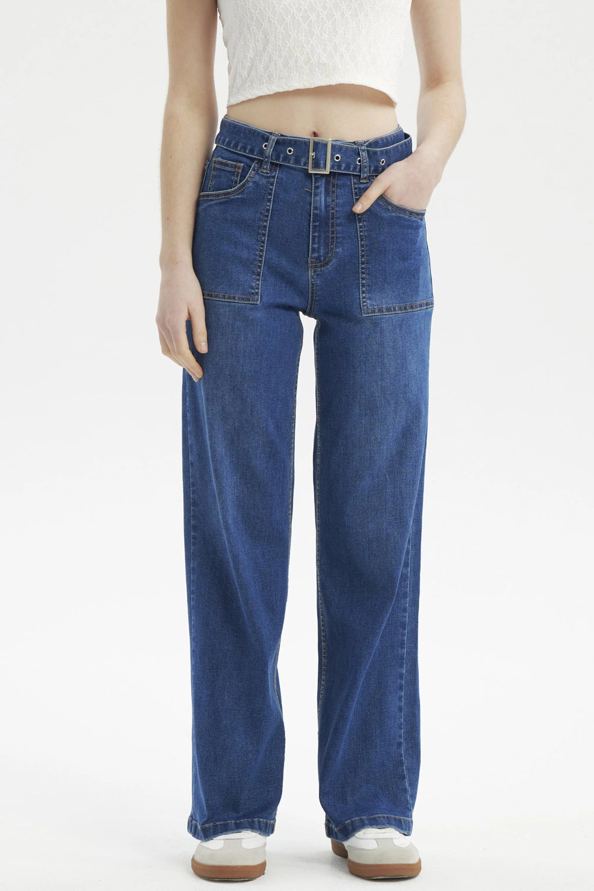 Jeans mujer calce recto azul con bolsillos grandes y cinturón visible sin estampa lisa