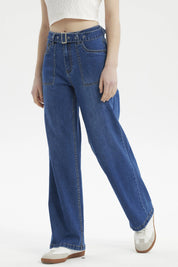 Jeans mujer calce recto azul con bolsillos grandes y cinturón visible sin estampa lisa