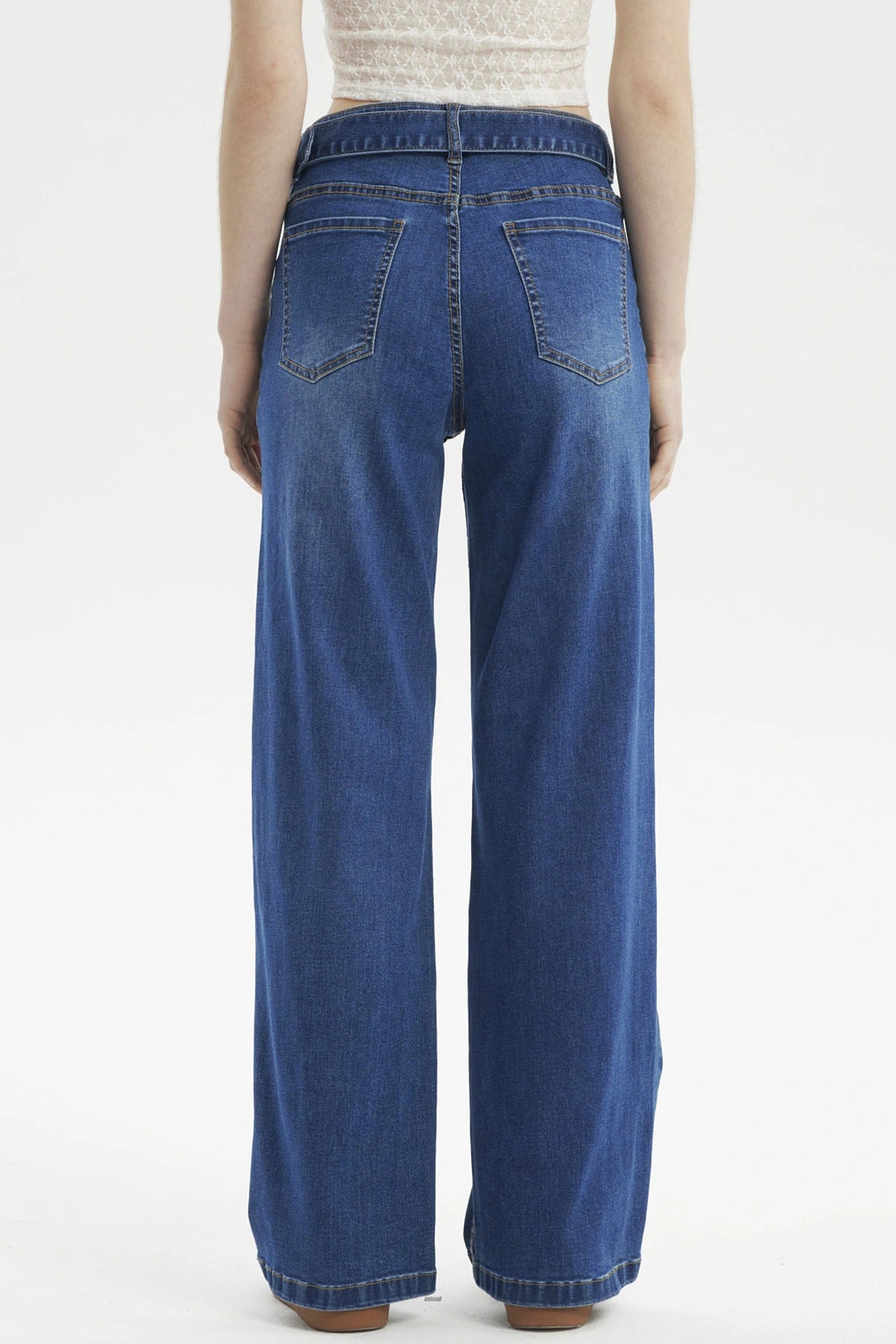 Jeans mujer calce recto azul con bolsillos grandes y cinturón visible sin estampa lisa
